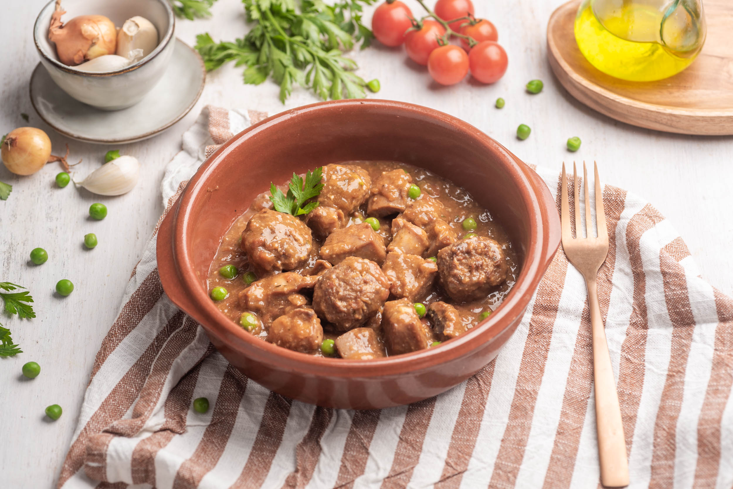 Albóndigas con sepia y guisantes