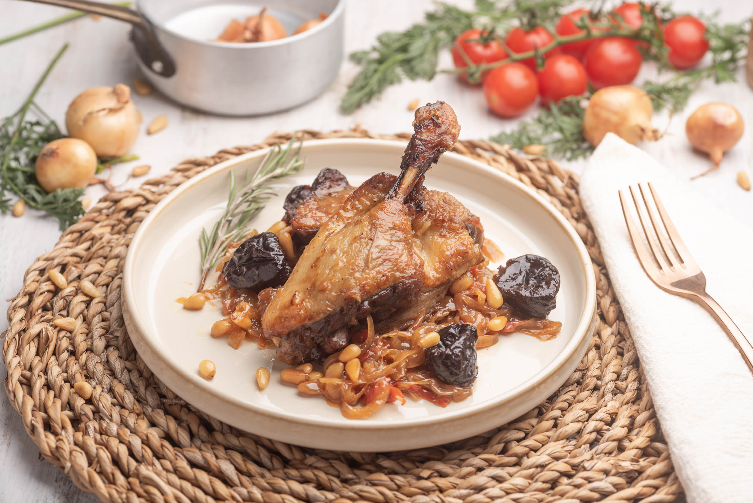 Muslo de pato con ciruelas y piñones