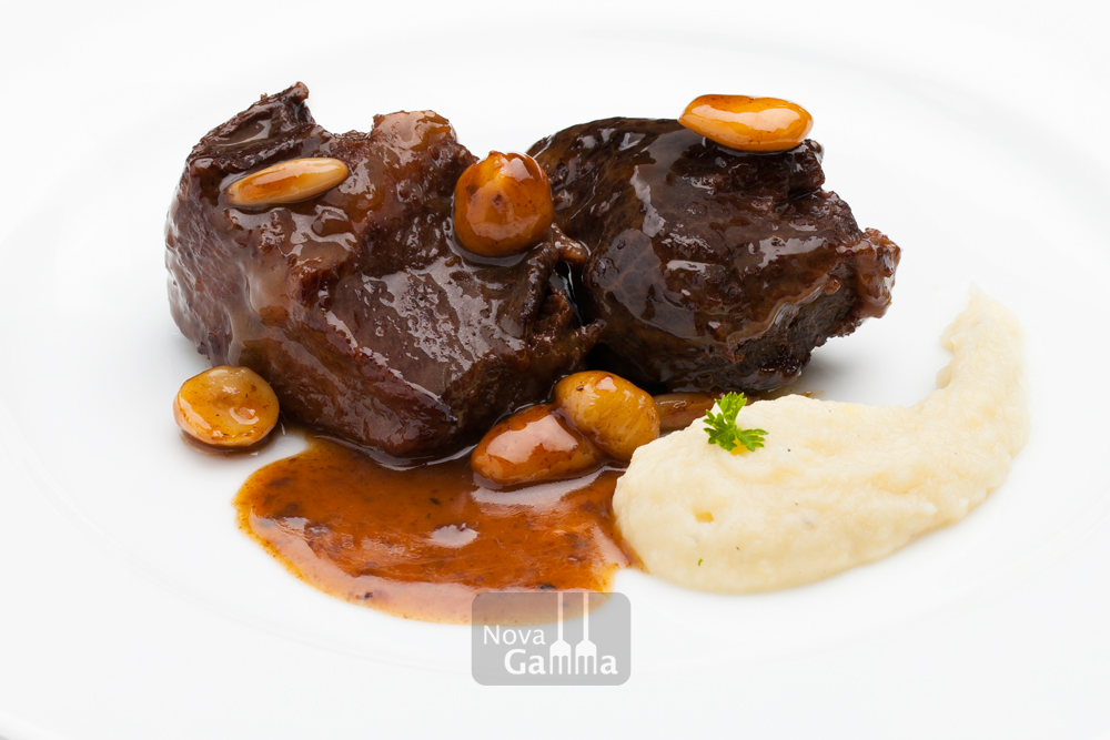 Carrillera De Ternera Con Parmentier y Frutos Secos 